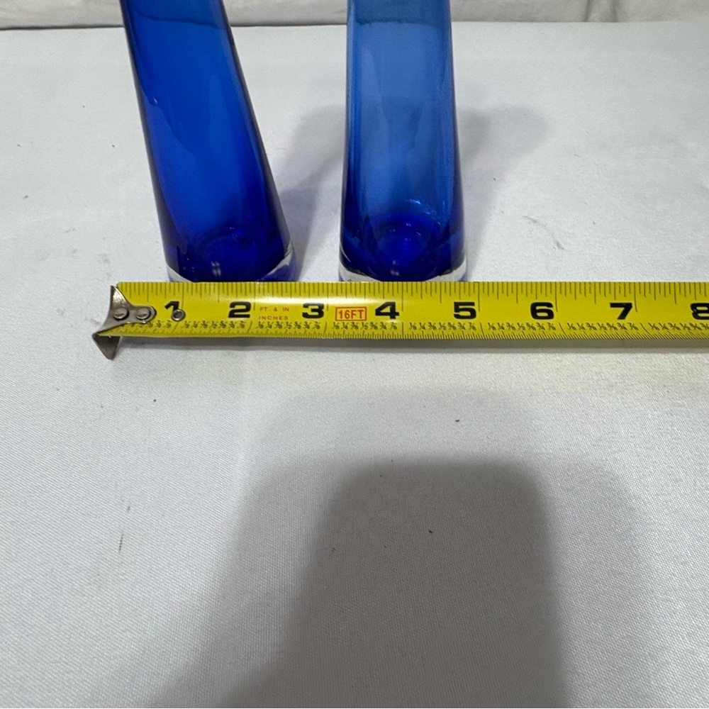 Elegant cobalt blue glass hourglass-shaped bud vases - Picture 5 of 6